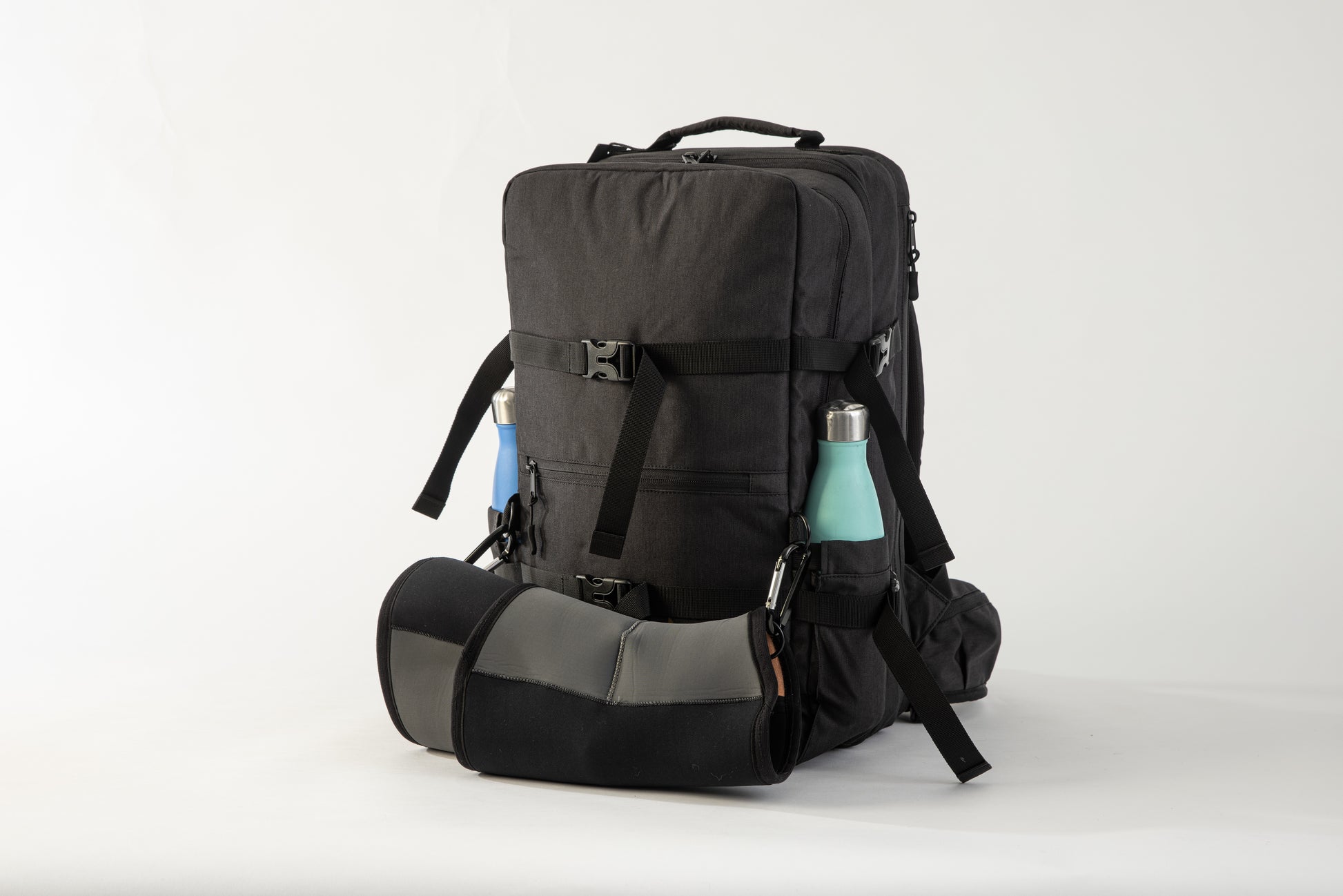 Knee sleeve and bottle holders on CrossFit bag